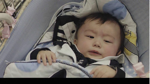 帅哥逛超市,购物车里竟多出一个孩子,这部韩国电影太搞笑了!